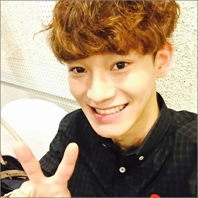 韓国人気グループ「EXO」のTAO（タオ）に脱退説が浮上する中、メンバーのCHEN（チェン）がセルカ（セルフショット/自撮り）を公開し、話題だ。（提供:news1）