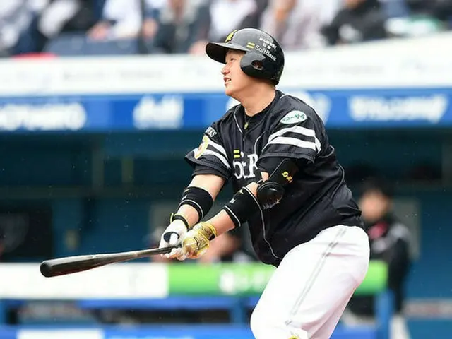 ソフトバンクのイ・デホ（李大浩）が、7試合連続で安打を見せた。（提供:OSEN）