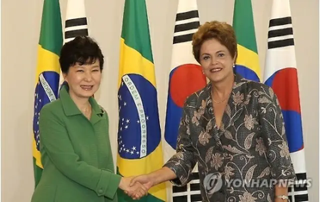 首脳会談の前に握手を交わす朴大統領（左）とルセフ大統領＝（聯合ニュース）
