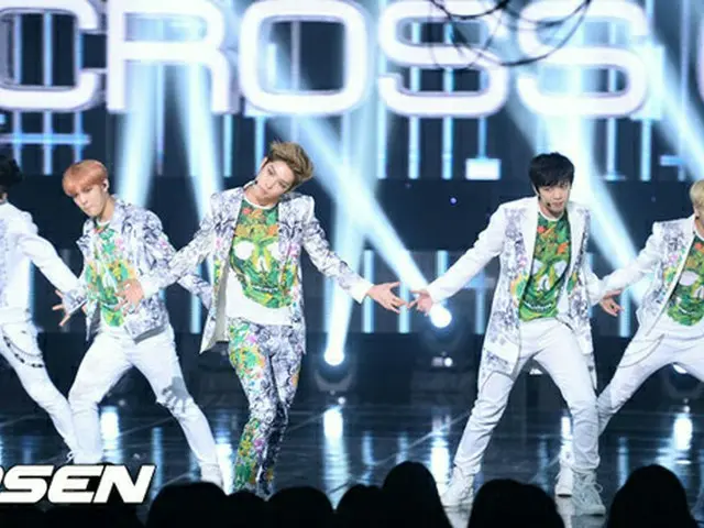 SBSMTVの音楽番組「THE SHOWシーズン4」で人気アイドルグループ 「CROSS GENE」は、新曲「僕と遊ぼう」を披露した。(提供:OSEN)