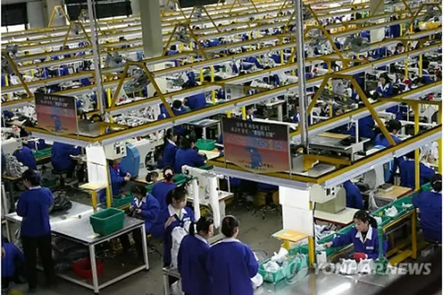 開城工業団地で働く北朝鮮労働者＝（聯合ニュース）