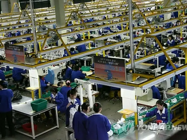 開城工業団地で働く北朝鮮労働者＝（聯合ニュース）