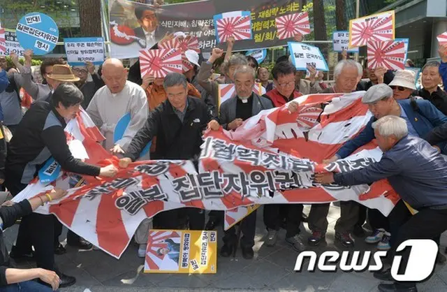 韓国の市民団体会員らが30日午前、ソウルの日本大使館前で「日本安倍首相の米議会演説糾弾および日米新防衛協力指針撤回要求記者会見」を開いた。
