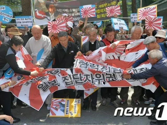 韓国の市民団体会員らが30日午前、ソウルの日本大使館前で「日本安倍首相の米議会演説糾弾および日米新防衛協力指針撤回要求記者会見」を開いた。