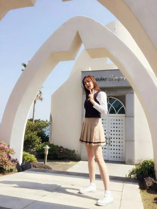 韓国女優カン・ソラ（24）がドラマ撮影中、さわやかな女子高生に変身した。（提供:OSEN）