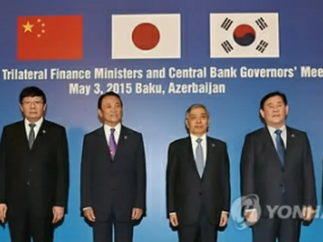 韓中日３カ国財務相・中央銀行総裁会議で記念撮影する出席者ら＝３日、バクー（聯合ニュース）