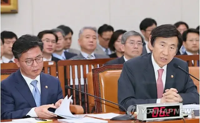国会外交統一委員会で発言する尹長官（右）＝４日、ソウル（聯合ニュース）