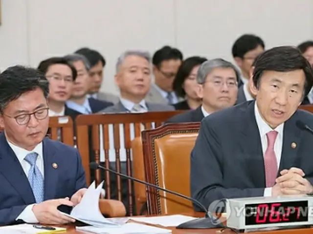 国会外交統一委員会で発言する尹長官（右）＝４日、ソウル（聯合ニュース）