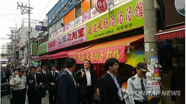 中国人の人口が多い大林洞を訪問した日本の警察関係者ら＝（聯合ニュース）