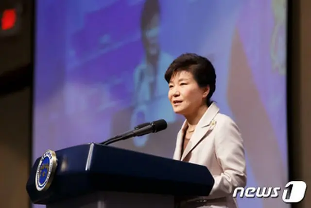 韓国の朴槿恵（パク・クネ）大統領が7日、「北朝鮮の核、北朝鮮の人権、北東アジアの経済協力など山積みの問題を解決する近道は、朝鮮半島の平和統一にある」と述べた。（提供:news1）
