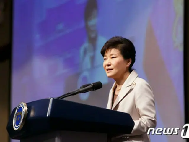 韓国の朴槿恵（パク・クネ）大統領が7日、「北朝鮮の核、北朝鮮の人権、北東アジアの経済協力など山積みの問題を解決する近道は、朝鮮半島の平和統一にある」と述べた。（提供:news1）