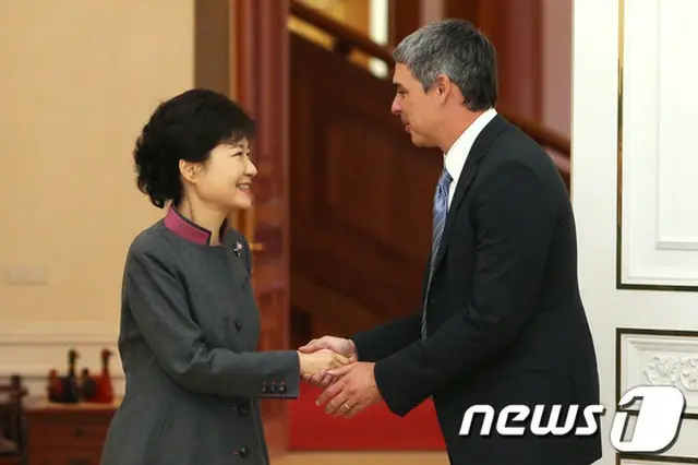 韓国の朴槿恵（パク・クネ）大統領は8日、「グーグルキャンパス・ソウル」開所式に出席し、関係者らを激励した。