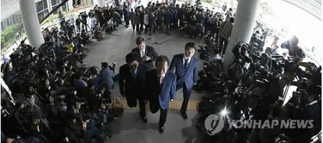 検察庁に入る洪知事＝８日、ソウル（聯合ニュース）