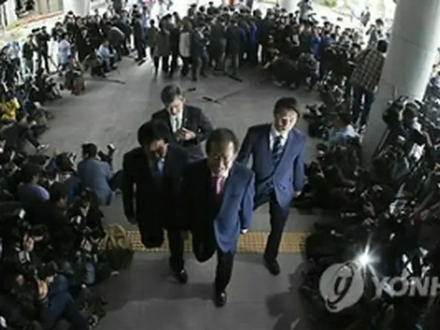 検察庁に入る洪知事＝８日、ソウル（聯合ニュース）