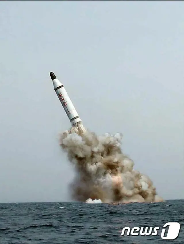 北朝鮮が公開したミサイルの水中発射画像に「捏造疑惑」が提起されている。（提供:news1）