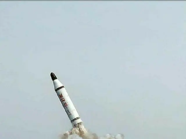 北朝鮮が公開したミサイルの水中発射画像に「捏造疑惑」が提起されている。（提供:news1）