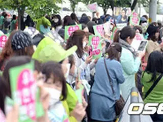 キム・ヒョンジュン（リダ）の入隊を待つファンたち“パールライトグリーン一色に”