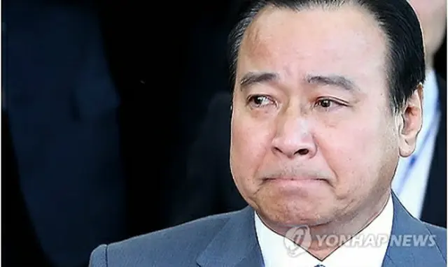 ４月２７日、離任式を終えた李氏＝（聯合ニュース）
