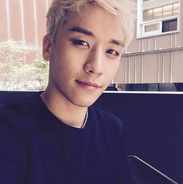 韓国男性グループ「BIGBANG」のV.I（スンリ）が、セルカ（セルフィー、自分撮り）を公開した。（提供:OSEN）