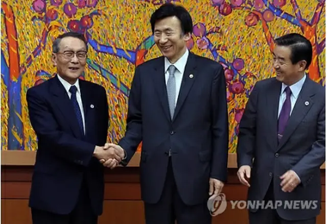 佐々木会長（左端）と握手する尹長官＝１２日、ソウル（聯合ニュース）