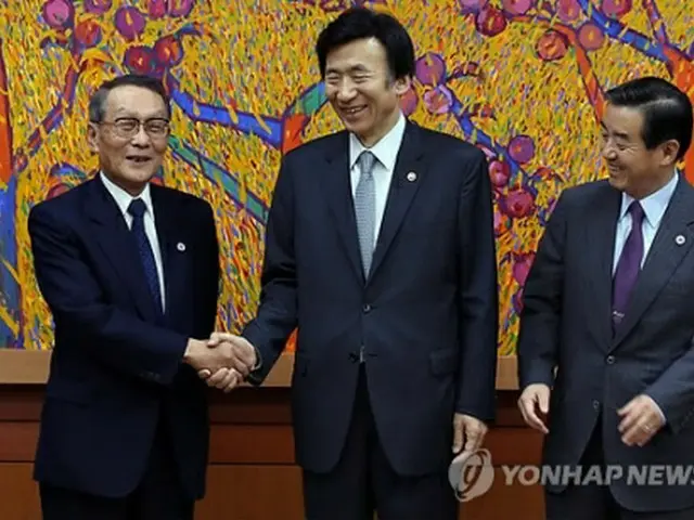 佐々木会長（左端）と握手する尹長官＝１２日、ソウル（聯合ニュース）