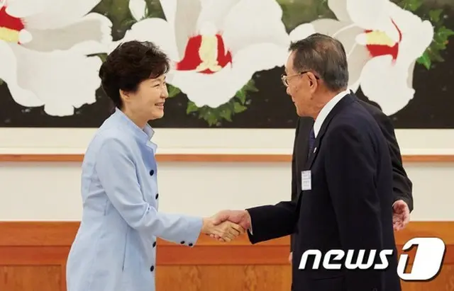韓国の朴槿恵大統領は13日、「日韓両国は、日中韓FTAとRCEP議論の過程において緊密に共助体勢を維持していくつもりだ」と明らかにした。（写真は朴大統領と佐々木幹夫会長 / 提供:news1）
