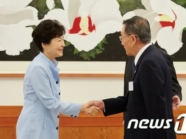 韓国の朴槿恵大統領は13日、「日韓両国は、日中韓FTAとRCEP議論の過程において緊密に共助体勢を維持していくつもりだ」と明らかにした。（写真は朴大統領と佐々木幹夫会長 / 提供:news1）