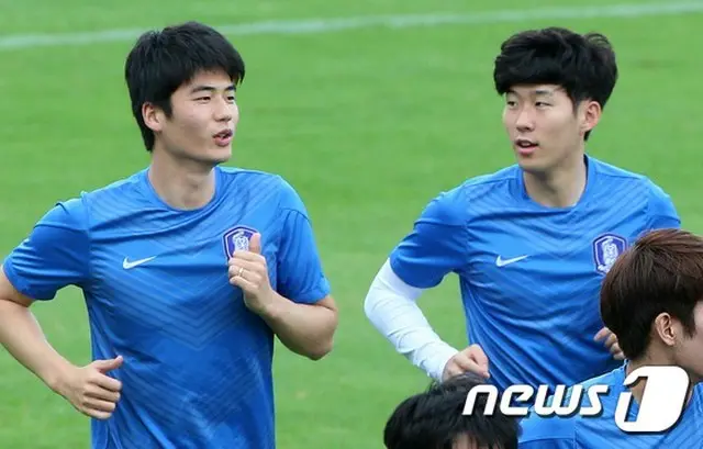 英国のサッカー専門メディア「ポポツ」が、韓国サッカー代表選手ソン・フンミン（22）をアジア最高選手と評価した。（画像左からキ・ソンヨン、ソン・フンミン）