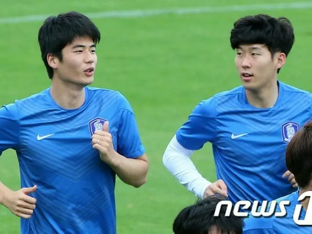 英国のサッカー専門メディア「ポポツ」が、韓国サッカー代表選手ソン・フンミン（22）をアジア最高選手と評価した。（画像左からキ・ソンヨン、ソン・フンミン）