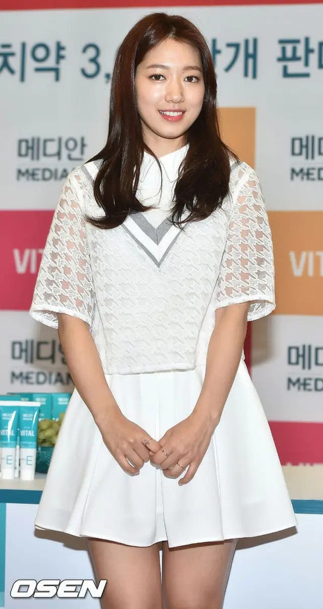 韓国女優パク・シネが「先生の日」を控えて母校にお餅をプレゼントしたことがインターネットで話題となっている。（提供:OSEN）