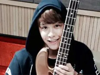 「CNBLUE」ジョンシン、「N．Flying」グァンジンに54万円相当のベースをプレゼント！