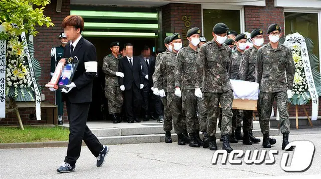 予備軍銃器乱射事件で死亡したユン氏（24）の発引式（出棺する時の儀式）が18日午前7時より約1時間、国軍首都病院にて営まれた。