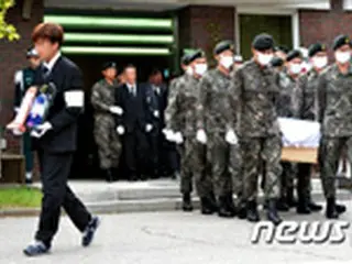 ＜予備軍銃器乱射事件＞2人目の犠牲者の発引式（出棺する時の儀式）…家族・友人、号泣