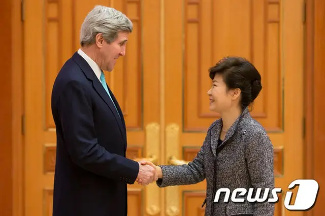 韓国の朴槿恵（パク・クネ）大統領は18日、米国のケリー国務長官と接見し、米韓両国関係や地域情勢などに関する意見を交わした。