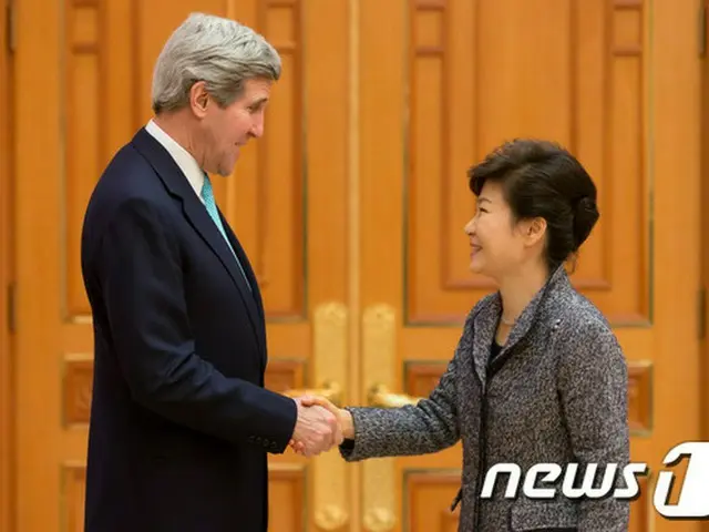 韓国の朴槿恵（パク・クネ）大統領は18日、米国のケリー国務長官と接見し、米韓両国関係や地域情勢などに関する意見を交わした。