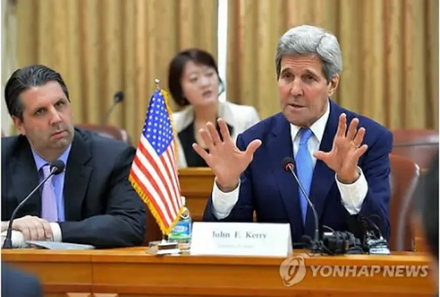 韓米外相会談で発言するケリー氏＝１８日、ソウル（聯合ニュース）