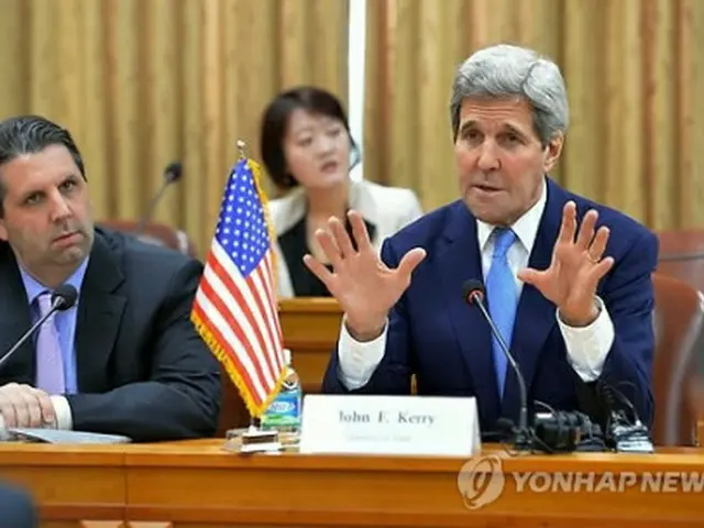 韓米外相会談で発言するケリー氏＝１８日、ソウル（聯合ニュース）