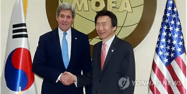 握手を交わす韓米外相＝１８日、ソウル（聯合ニュース）