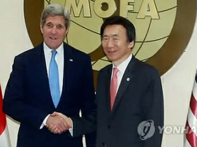 握手を交わす韓米外相＝１８日、ソウル（聯合ニュース）