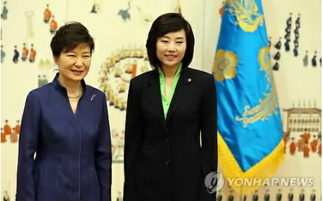 朴大統領（左）と趙氏＝（聯合ニュース）