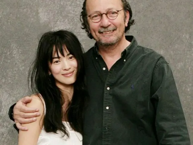 韓国女優ソン・ヘギョが世界的なファッション・フォトグラファーのパウロ・ロベルシとの仲睦まじいツーショット写真を公開した。（提供:OSEN）