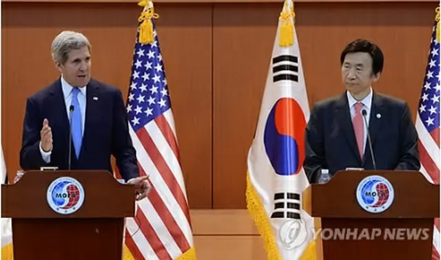 会見する韓米外相＝１８日、ソウル（聯合ニュース）