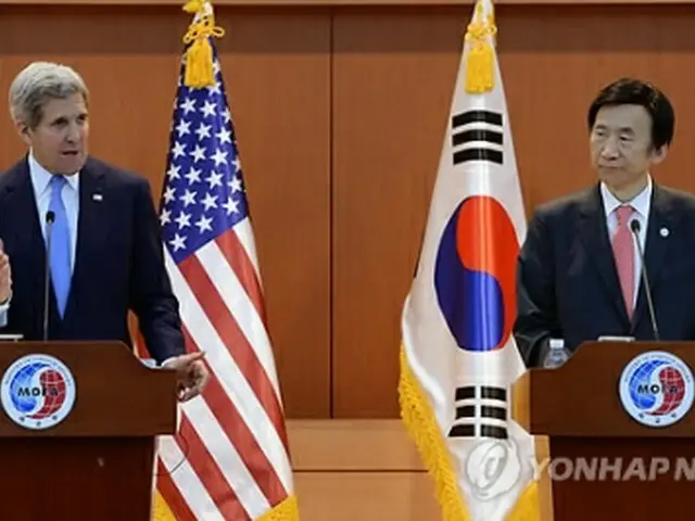 会見する韓米外相＝１８日、ソウル（聯合ニュース）