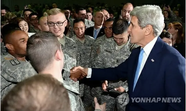 在韓米軍基地で将兵らを激励するケリー氏＝１８日、ソウル（聯合ニュース）