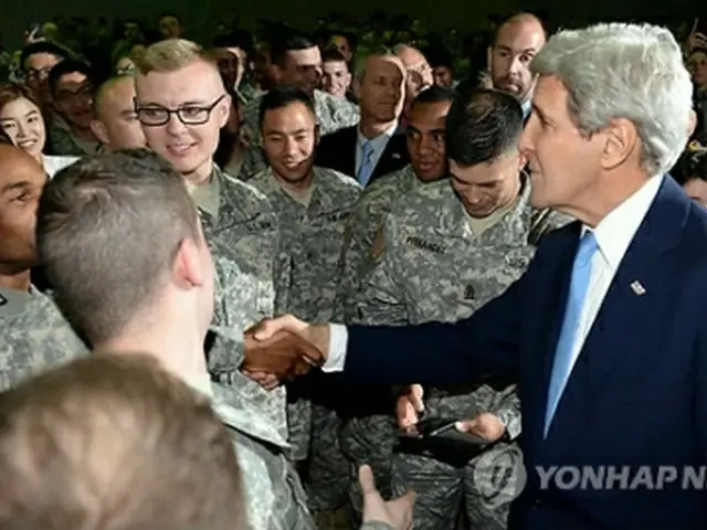 在韓米軍基地で将兵らを激励するケリー氏＝１８日、ソウル（聯合ニュース）