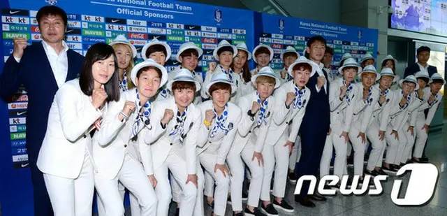 ユン・ドクヨ監督が率いる韓国女子サッカー代表チームは20日午前、仁川国際空港を通じて米国へ出国した。（提供:news1）