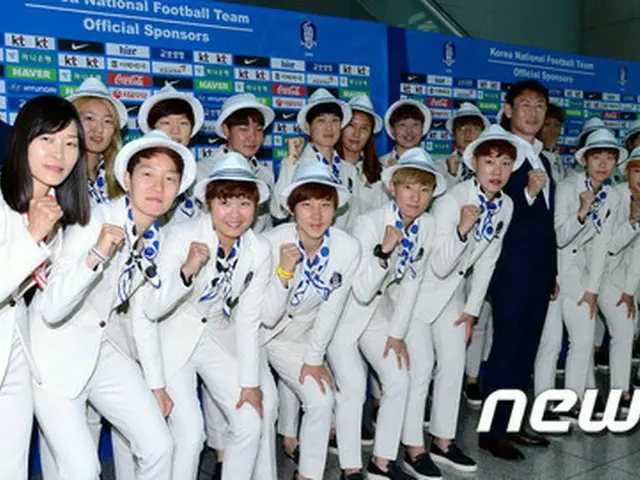 ユン・ドクヨ監督が率いる韓国女子サッカー代表チームは20日午前、仁川国際空港を通じて米国へ出国した。（提供:news1）