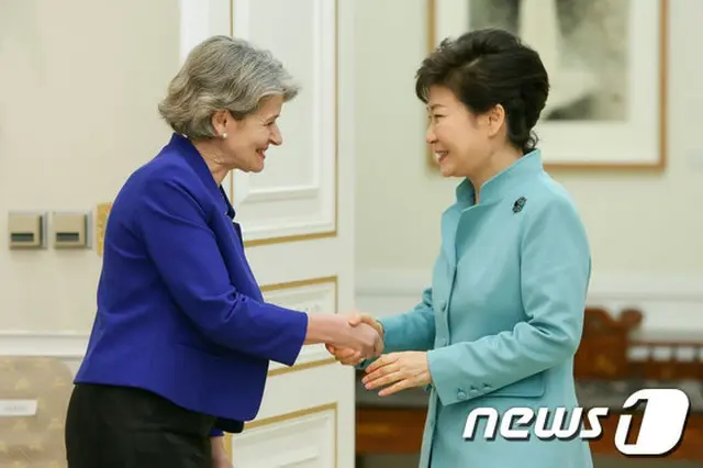 韓国の朴槿恵（パク・クネ）大統領は20日、韓国を訪問中であるユネスコのボコバ事務局長と会談し、教育と文化芸術分野での相互協力法案などについて議論した。