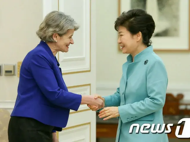 韓国の朴槿恵（パク・クネ）大統領は20日、韓国を訪問中であるユネスコのボコバ事務局長と会談し、教育と文化芸術分野での相互協力法案などについて議論した。