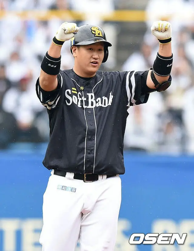 ホームシックは他国生活で避けられない運命のようだ。日本プロ野球の舞台進出4年目を迎えたソフトバンク・ホークスのイ・デホ（李大浩）も今シーズン、深刻なホームシックに悩まされた。